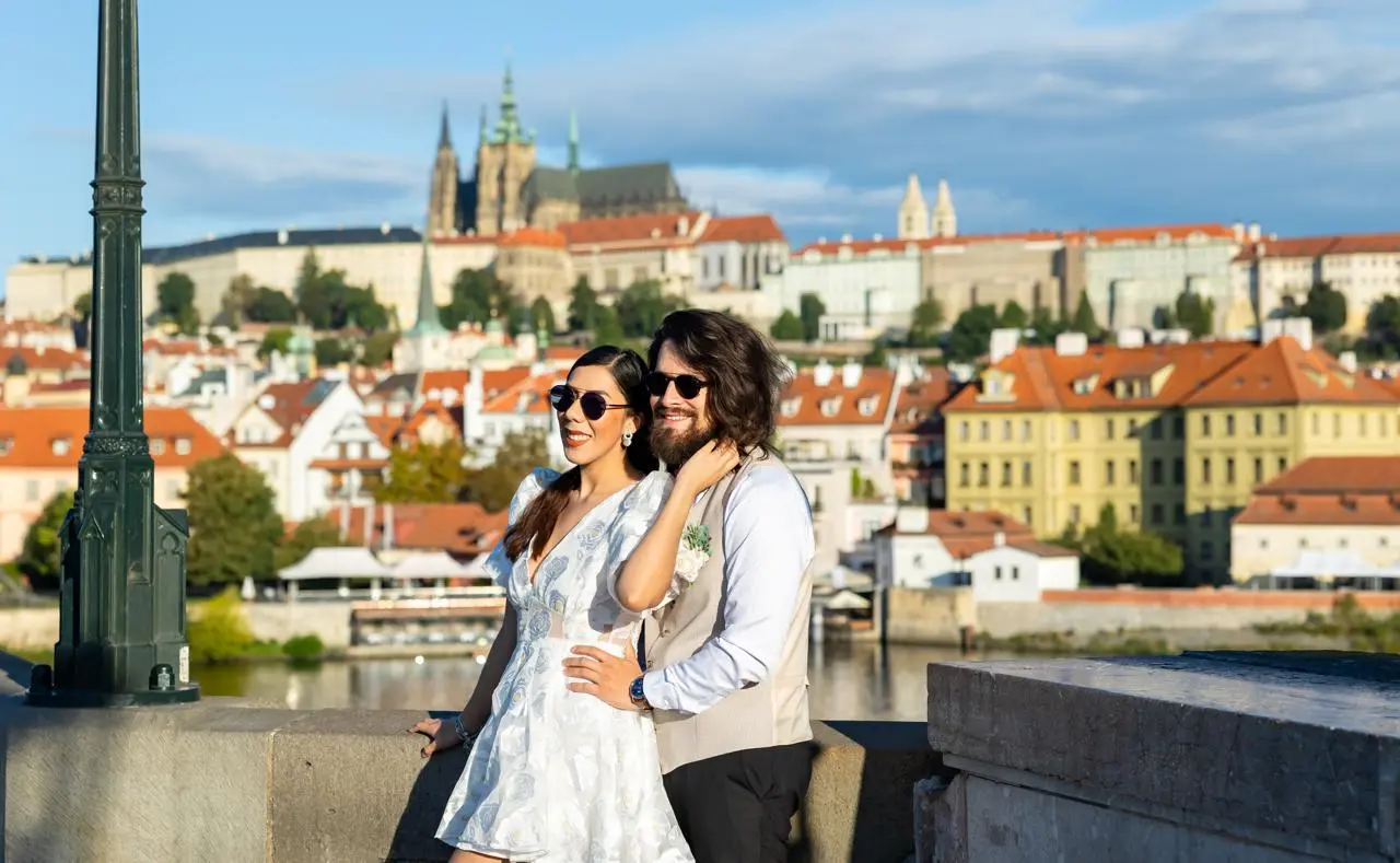 Catania y Luis Enrique juntos con la ciudad de Praga al fondo